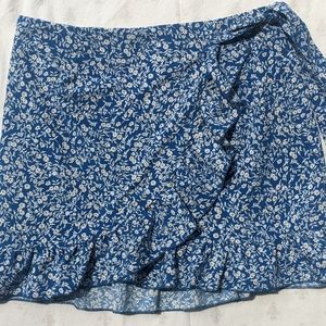 Blue mini skirt with floral print